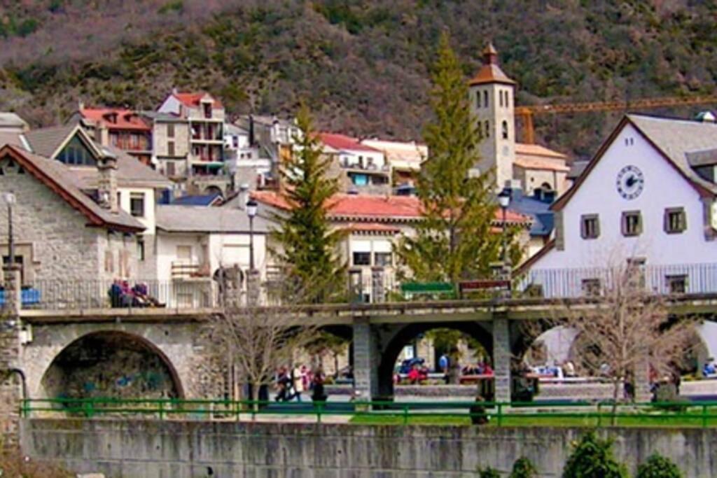Atico En Biescas Con Piscina, Chimenea Y Garaje Apartment Exterior photo